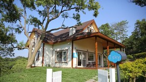 A house with a porch, a large tree, and a sign that reads "Sky". - I Sky Villa (Zaoqiao)