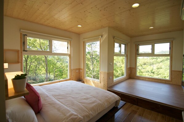 Skrivebord, blendingsgardiner, lydisolert og wi-fi (inkludert)