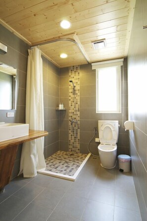 Comfort-Vierbettzimmer, Mehrere Betten, Nichtraucher | Badezimmer | Dusche, kostenlose Toilettenartikel, Haartrockner, Hausschuhe