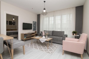 Appartement | Woonkamer | Een 43-inch lcd-televisie met satellietzenders en een televisie