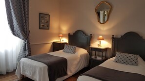 Comfort Twin Room, 2 Twin Beds, Non Smoking, Private Bathroom (Franz Listz) | Premium bedding, individually decorated, individually furnished, desk