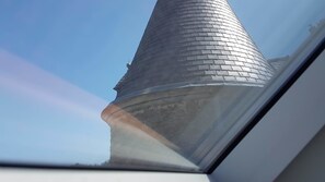 Primer plano de una chimenea de ladrillo de un edificio contra un cielo despejado.