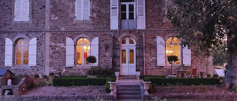 Fassade der Unterkunft â Abend/Nacht