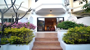 A modern building with a staircase leading to an entrance. - Sila Pool Villa (Mae Rim)