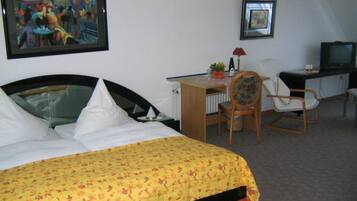 Double Room | Cribs/infant beds, rollaway beds, free WiFi