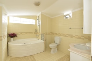 Villa | Bathroom