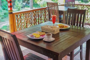 Phục vụ bữa sáng, bữa trưa và bữa tối 