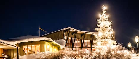 Vista frontal de la propiedad por la tarde o noche