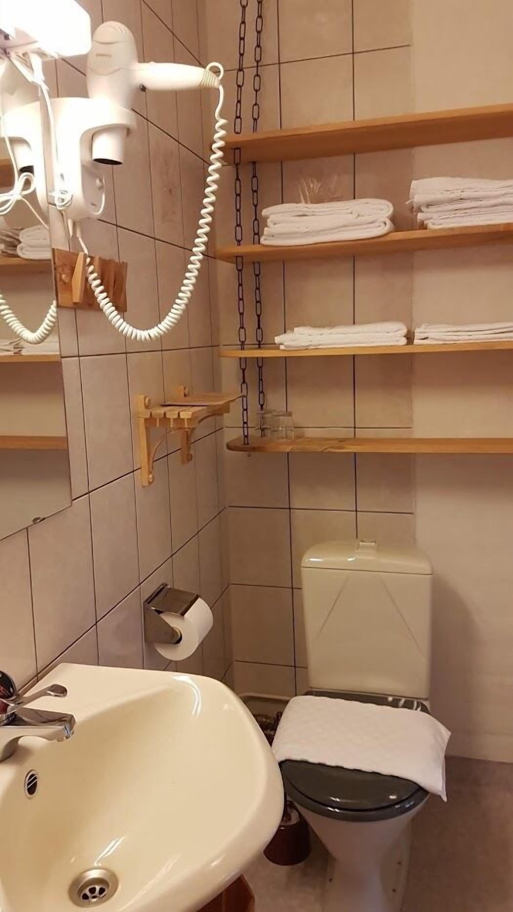 suite | bathroom | shower, towels