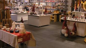 Een winkel met diverse woonaccessoires op planken en tafels.