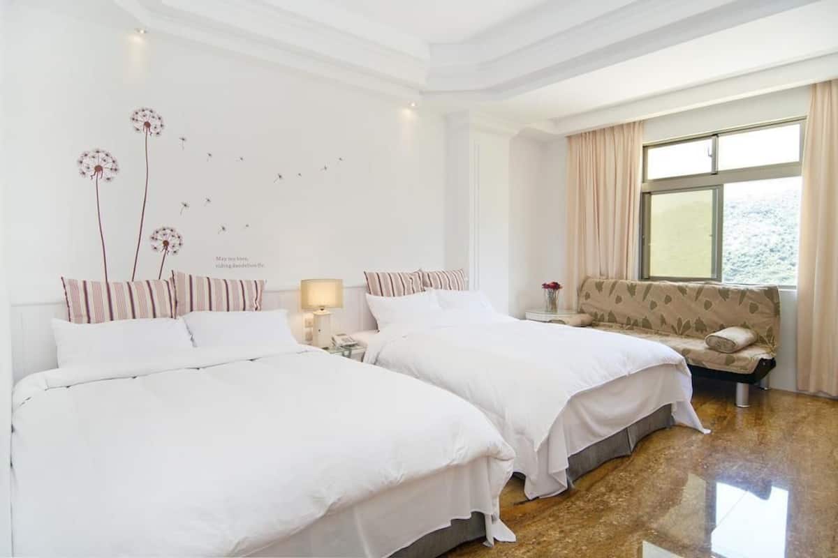 Habitación cuádruple | Ropa de cama de alta calidad y decoración individual