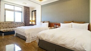4 人部屋 | 高級寝具、デスク、WiFi (無料)、客室ごとに異なる装飾