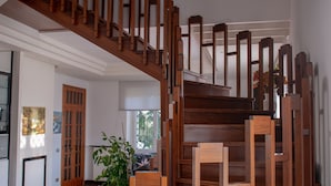 Una escalera de madera con un diseño único que lleva a un piso superior.
