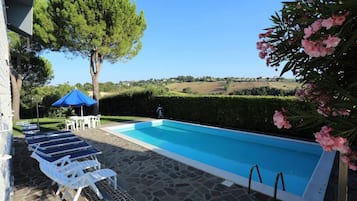 Una piscina al aire libre de temporada