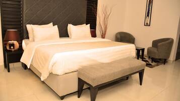 Deluxe Room, 1 Queen Bed, Non Smoking | Individually decorated, individually furnished, free WiFi, bed sheets