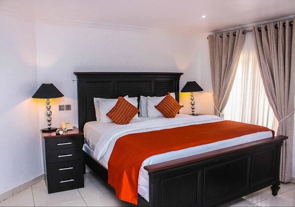 Suite ejecutiva, para no fumadores | Decoración personalizada, muebles diferentes y wifi gratis 