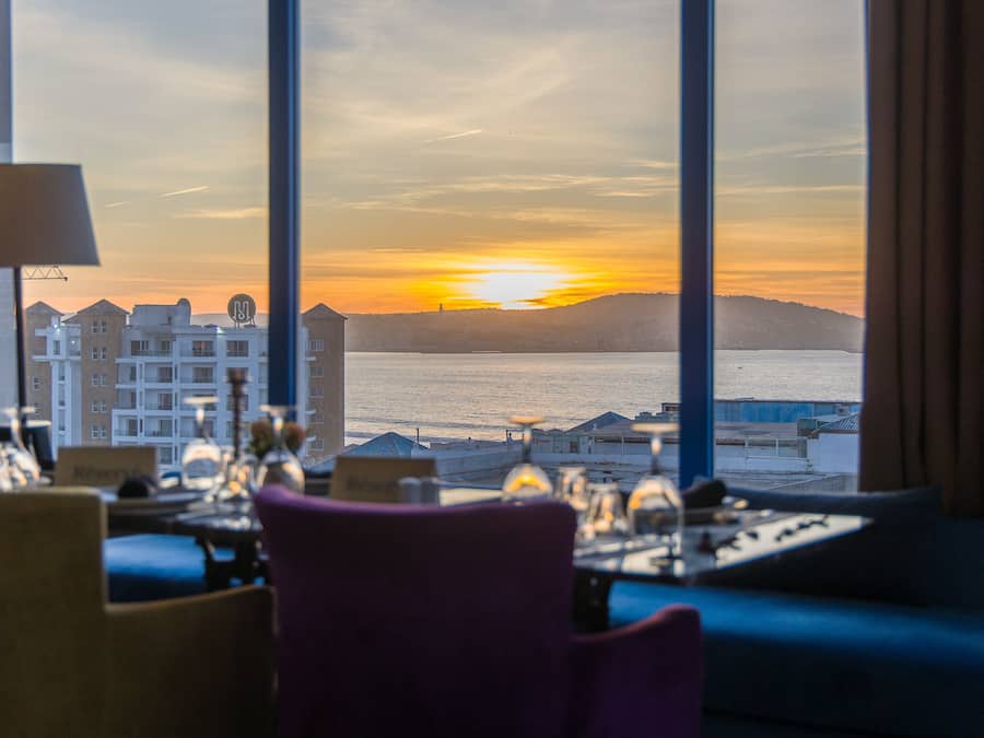 2 restaurants; breakfast, lunch, and dinner served