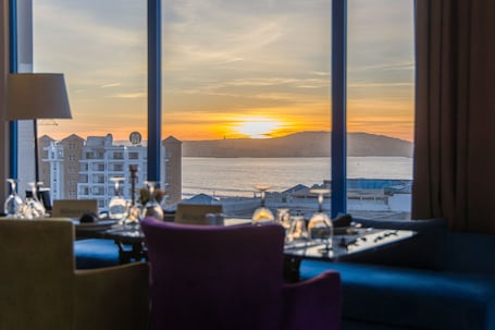 2 restaurantes, se sirve desayuno, cocina local e internacional