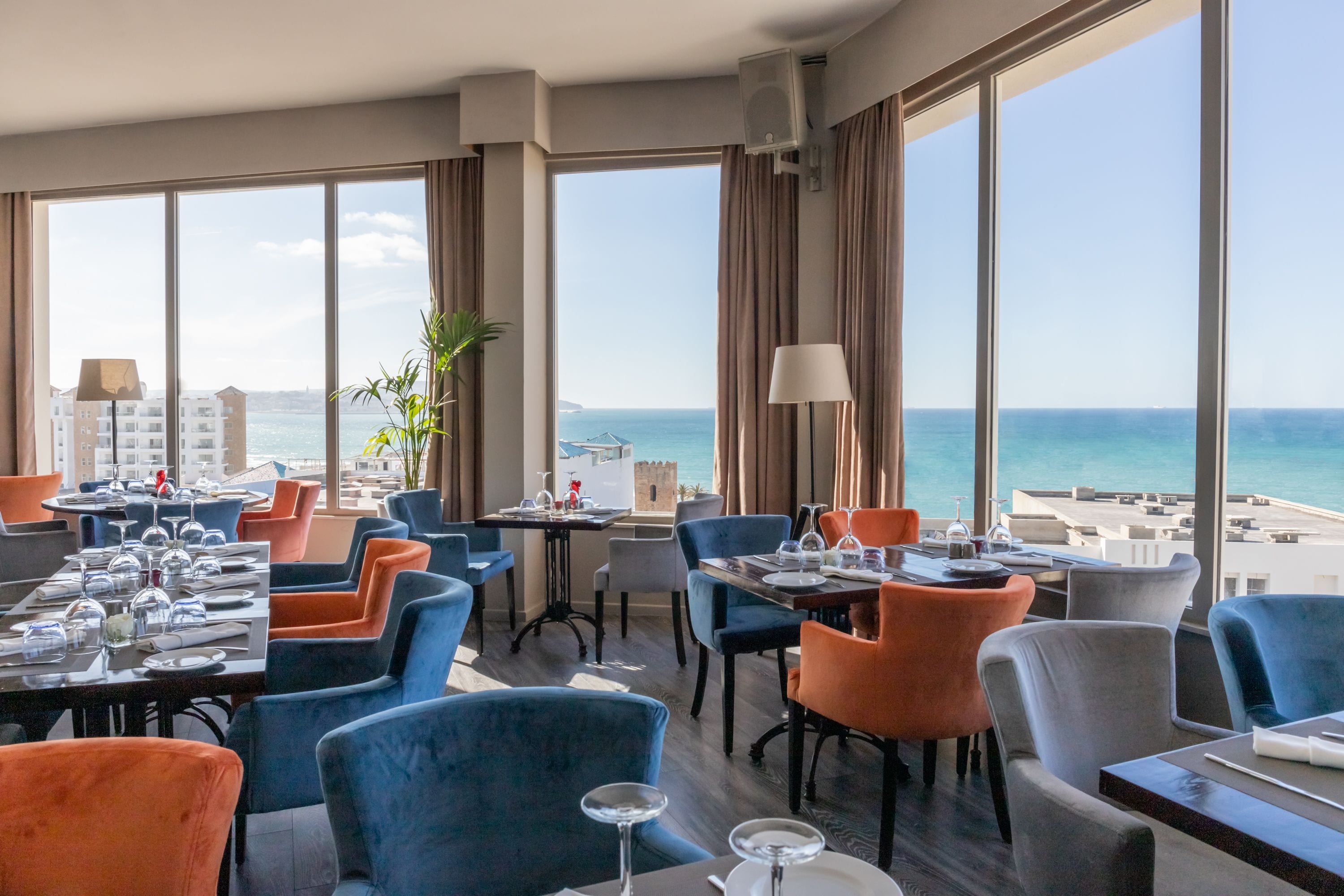 2 restaurants, spécialités Cuisine locale et internationale