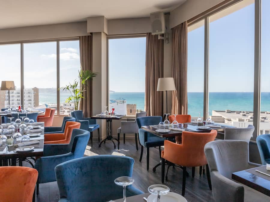 2 restaurantes, se sirve desayuno, cocina local e internacional