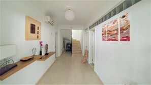 Villa | Wohnbereich | LCD-Fernseher, Kamin