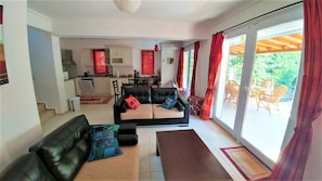 Villa | Wohnbereich | LCD-Fernseher, Kamin