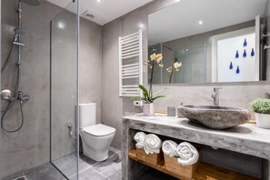 Deluxe Apartment, City View | Bathroom | Shower, free toiletries, hair dryer, slippers