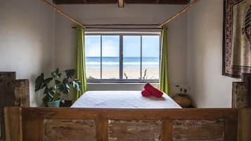 1 habitación, decoración personalizada, muebles diferentes y escritorio