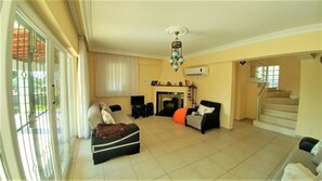 Villa | Wohnbereich | LCD-Fernseher, Kamin