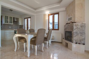 Vila, vista para a piscina | Cozinha americana privada | Geladeira grande, micro-ondas, fogão, cooktop
