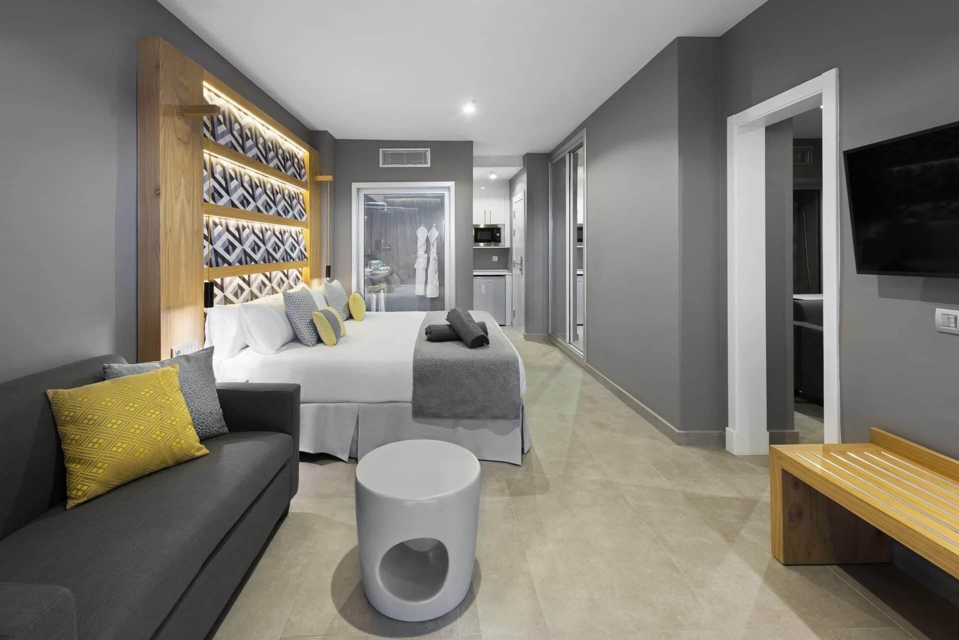 Minibar, bàn, màn/rèm cản sáng, phòng cách âm 