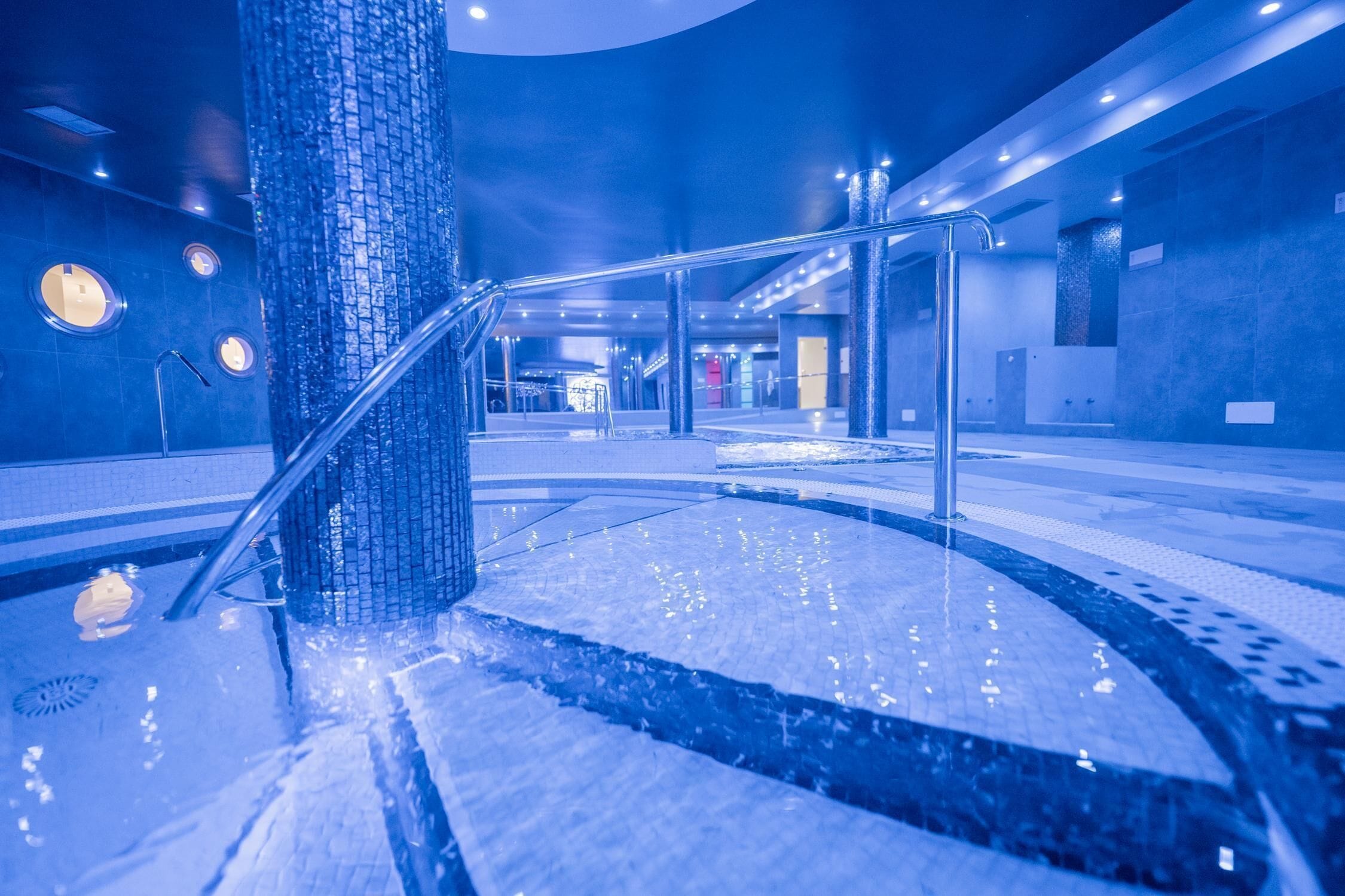 Een sauna, een bubbelbad, een stoombad, hotstone-massages