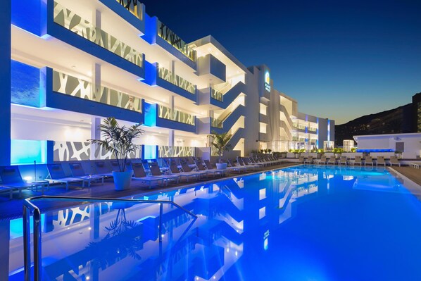 Outdoor pool, pool umbrellas, sun loungers