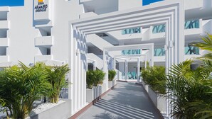 Un edificio moderno blanco con un letrero que dice "Atlantic Mirage".
