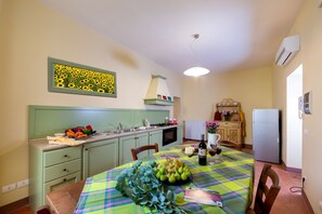 Apartment, 3 Schlafzimmer | Eigene Küche | Kühlschrank, Ofen, Herdplatte, Geschirrspüler