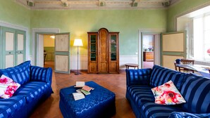 Unclassified image, 4 of 14, button - Il Dipinto (Cortona)