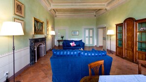 Unclassified image, 2 of 14, button - Il Dipinto (Cortona)