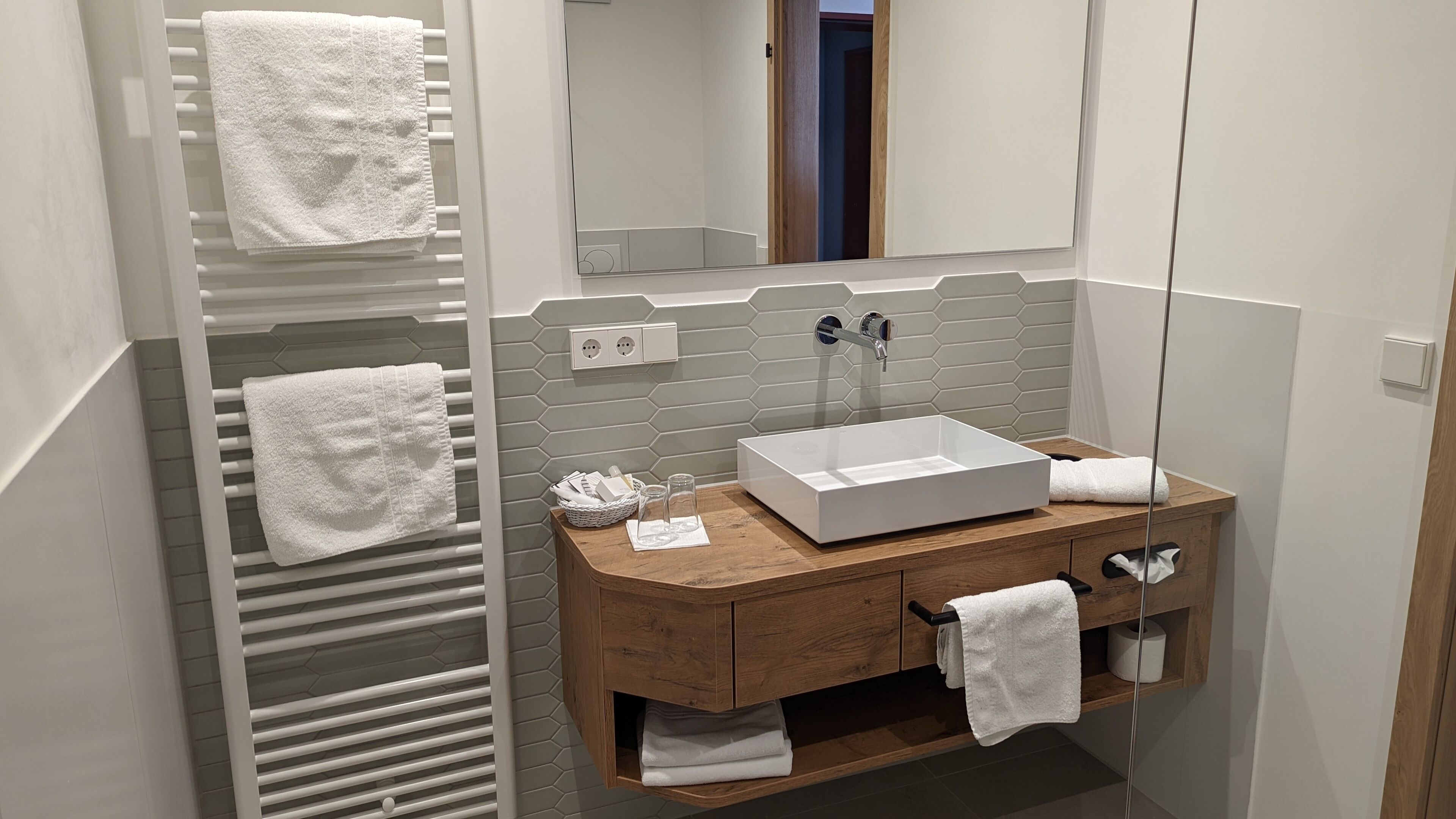 comfort double room | bathroom | free toiletries, hair dryer, bathrobes, slippers