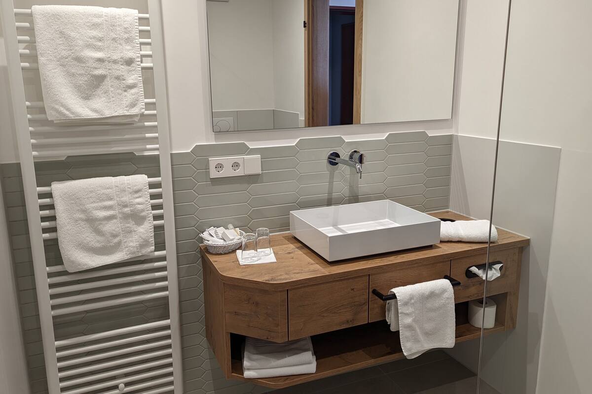 comfort double room | bathroom | free toiletries, hair dryer, bathrobes, slippers