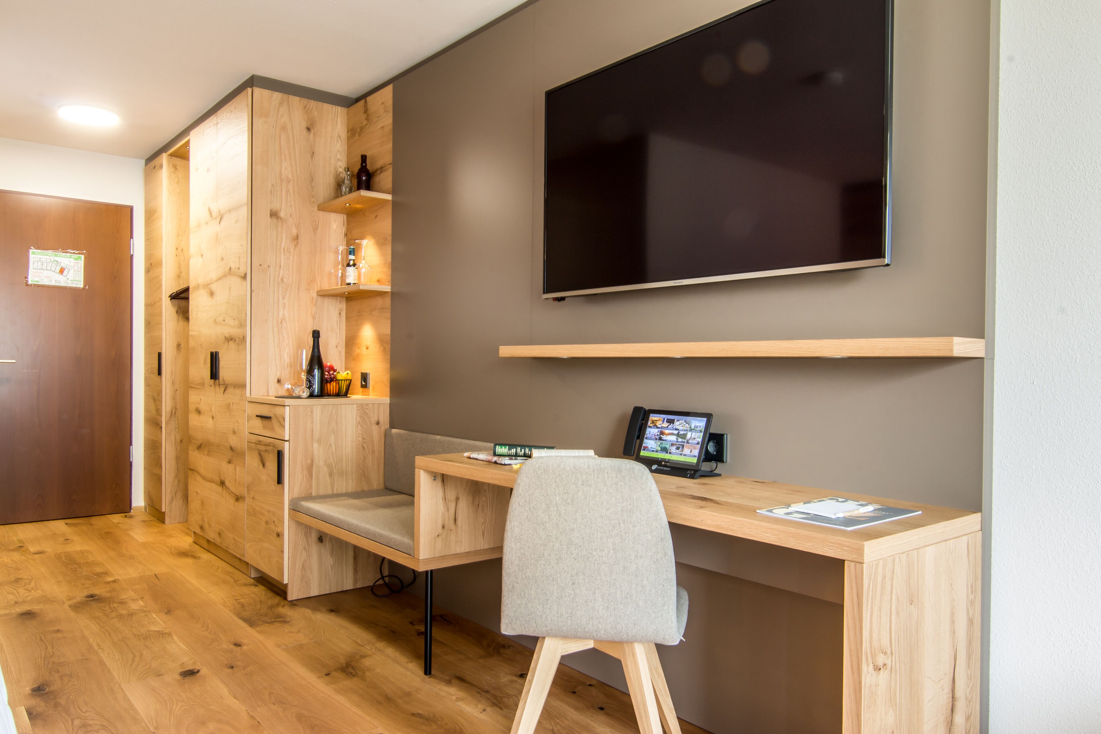 Comfort-Doppelzimmer | Minibar, Zimmersafe, Schreibtisch, laptopgeeigneter Arbeitsplatz