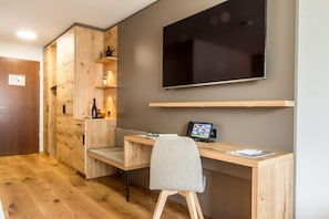 Comfort-Doppelzimmer | Minibar, Zimmersafe, Schreibtisch, laptopgeeigneter Arbeitsplatz