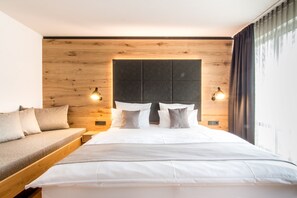 Premium Double Room | Minibar, in-room safe, desk, laptop workspace - Hotel Wirthshof (Markdorf)