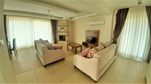 Villa | Wohnzimmer | LCD-Fernseher, Kamin