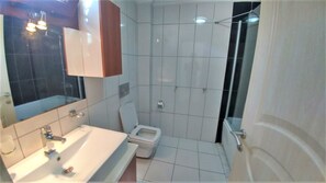 Villa | Bathroom | Shower, towels