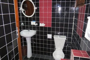 Ducha, cabezal de ducha tipo lluvia, toallas