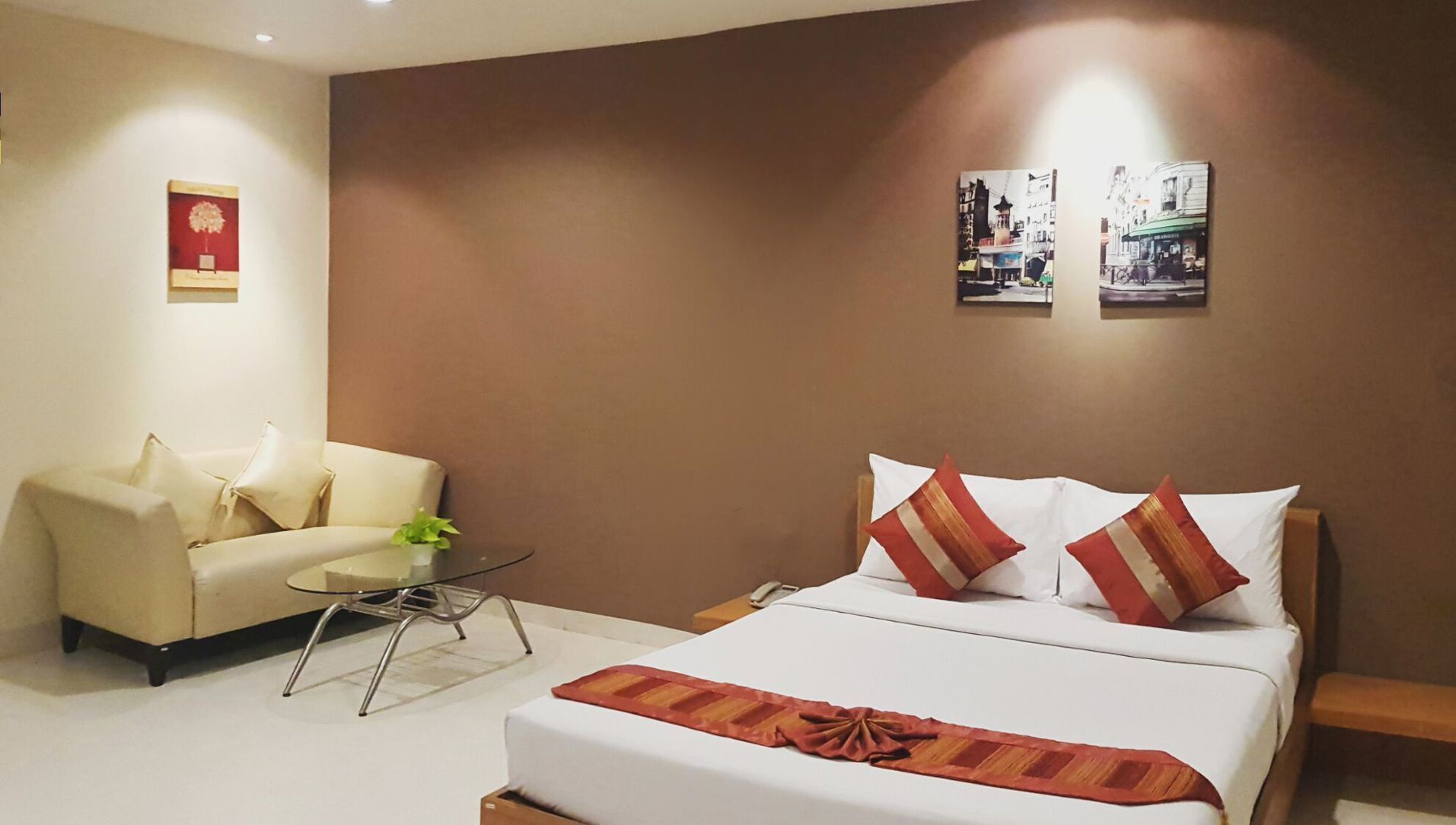 Een bureau, gratis wifi, beddengoed