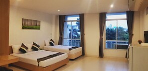 Grand Triple Room | Desk, free WiFi, bed sheets - Sena house Paholyothin30 (Bangkok)