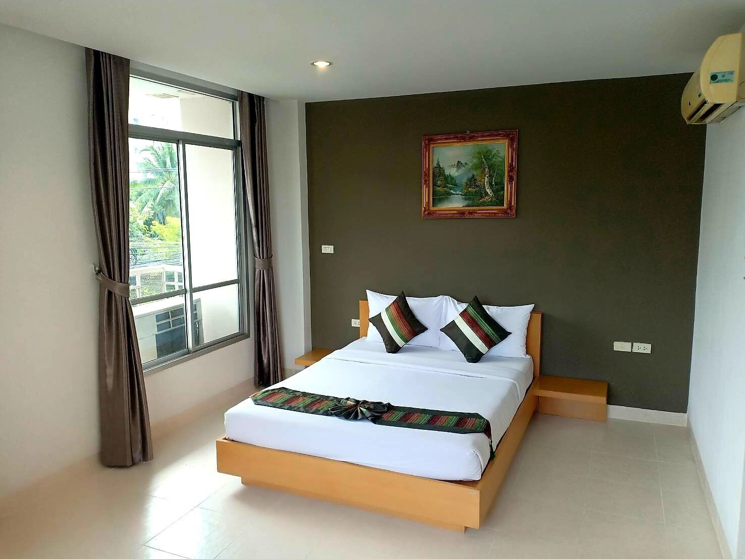 Een bureau, gratis wifi, beddengoed