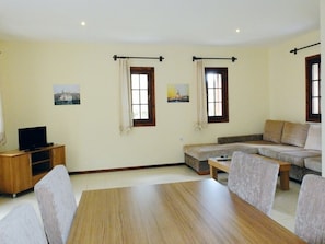 Villa, Nichtraucher | Wohnbereich | LCD-Fernseher