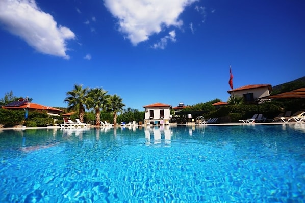 Außenpool, Sonnenschirme, Liegestühle